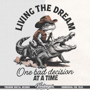 Puede incluir: Ilustraci&oacute;n de estilo vintage que muestra una rana con sombrero de vaquero y chaleco montada en un caim&aacute;n. El texto dice "LIVING THE DREAM" arriba y "One bad decision AT A TIME" abajo. El dise&ntilde;o es en tonos negros y marrones.