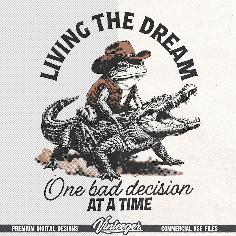 Puede incluir: Ilustraci&oacute;n de estilo vintage que muestra una rana con sombrero de vaquero y chaleco montada en un caim&aacute;n. El texto dice "LIVING THE DREAM" arriba y "One bad decision AT A TIME" abajo. El dise&ntilde;o es en tonos negros y marrones.