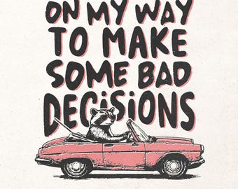 En route pour prendre de mauvaises décisions PNG - T-shirt graphique drôle de raton laveur Dire humoristique PNG Conception de tshirt fille tendance raton laveur snarky png