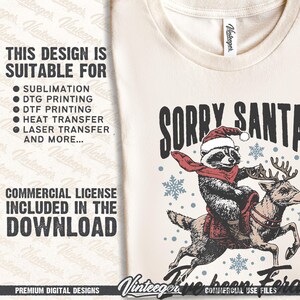 PNG di Natale retrò – Divertente procione con cappello di Babbo Natale Grafica per t-shirt e decorazioni – Design natalizio per sublimazione e DTG immagine 3