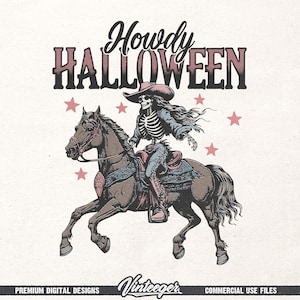 Op de afbeelding: Vintage-stijl illustratie van een skelet-cowgirl op een bruin paard, met de tekst "Howdy Halloween" erboven. Het skelet draagt een cowboyhoed en denim. Roze sterren zijn verspreid over de afbeelding. De onderkant van de afbeelding bevat tekst.