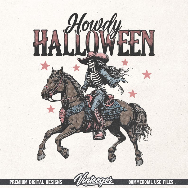Op de afbeelding: Vintage-stijl illustratie van een skelet-cowgirl op een bruin paard, met de tekst "Howdy Halloween" erboven. Het skelet draagt een cowboyhoed en denim. Roze sterren zijn verspreid over de afbeelding. De onderkant van de afbeelding bevat tekst.