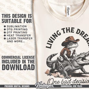 Puede incluir: Camiseta color crema con una rana con sombrero y chaleco de vaquero montada en un caim&aacute;n, con el texto "LIVING THE DREAM" y "One bad decision." El dise&ntilde;o es adecuado para sublimaci&oacute;n, DTG, DTF, transferencia t&eacute;rmica y l&aacute;ser.