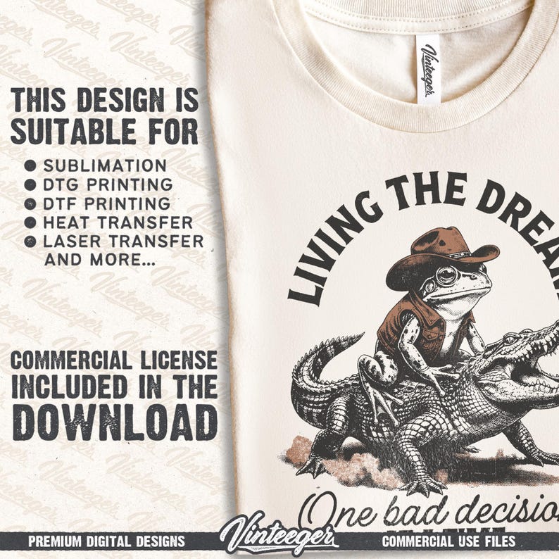 Puede incluir: Camiseta color crema con una rana con sombrero y chaleco de vaquero montada en un caim&aacute;n, con el texto "LIVING THE DREAM" y "One bad decision." El dise&ntilde;o es adecuado para sublimaci&oacute;n, DTG, DTF, transferencia t&eacute;rmica y l&aacute;ser.