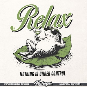 Könnte beinhalten: Illustration einer entspannten Froschfigur mit Sonnenbrille, die einen Cocktail hält und auf einem Seerosenblatt liegt. Über dem Frosch steht das Wort "Relax" in grüner Schrift, darunter der Satz "Nothing is Under Control".