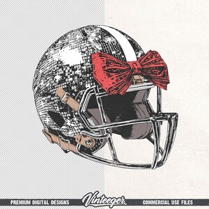 Puede incluir: Ilustraci&oacute;n de un casco de f&uacute;tbol americano con dise&ntilde;o de bola de discoteca, una franja blanca y un lazo rojo. El casco tiene una m&aacute;scara plateada y correas de cuero marr&oacute;n. La imagen incluye el texto "Vinteeger" y "Premium Digital Designs".