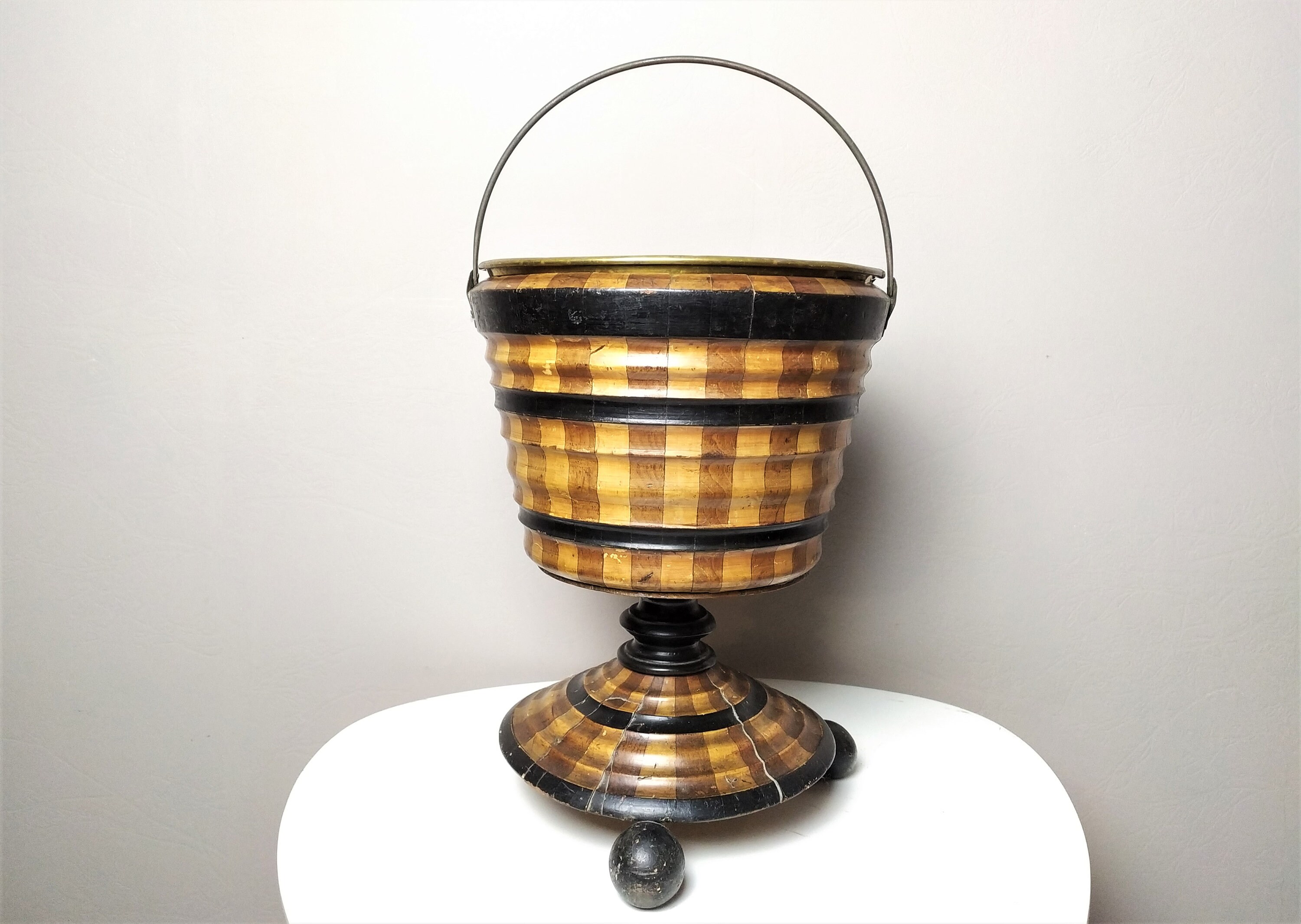 19Ème Seau en Bois Antique Art Folklorique Sculpté Style Victotien