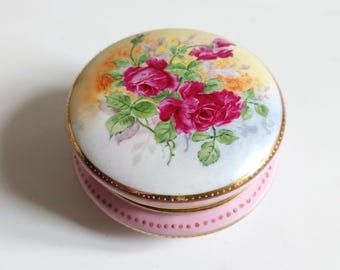 Caja de baratijas de porcelana pintada a mano con diseño de rosas, Limoges, Francia, década de 1950.