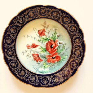 Talerz Limoges malowany ręcznie: kwiatowy dekor z makami, sygnowany przez Marcela Chauffriasse'a, porcelana francuska