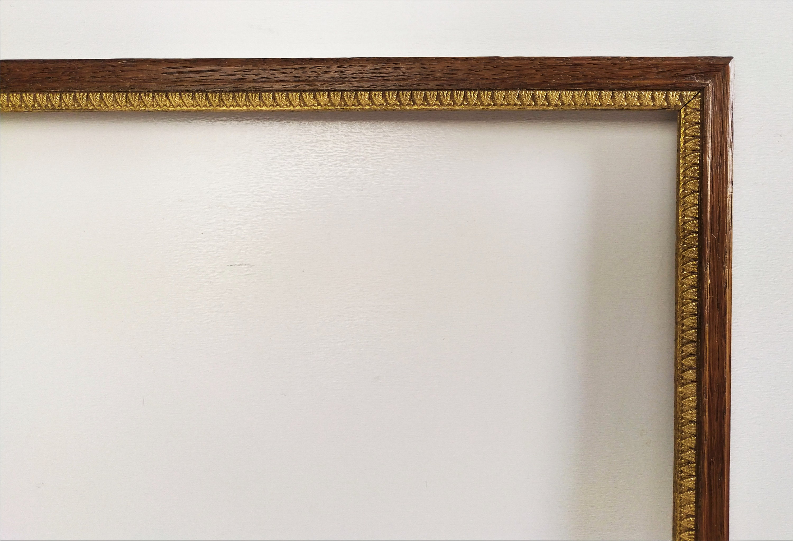 Petit Cadre Xixème en Chêne, à Décor de Palmettes Dorées La Vue