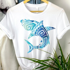 Graphisches Tribal-Shart-Shirt, Stammes- Haie, Retro Hawaii-Sommer, Haifisch-Liebhabergeschenk, niedliches Hai-Shirt, Geschenk für ihn, Tierliebhaber ift