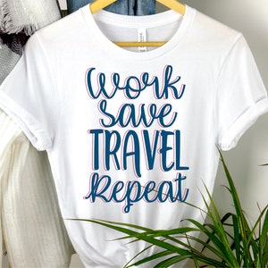 Inspirierende Spruch Arbeit sparen Reise wiederholen Shirt, Reise Shirt, Urlaub Shirt, Reise Geschenk, Reise Geschenk, Reise Liebhaber Shirt, Geschenk für sie