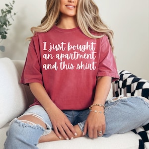 Dicho divertido Acabo de comprar un apartamento, camisa sarcástica, camisa de nuevo hogar, regalo para ella, regalo de nuevo hogar, camisa divertida, regalo de primer hogar