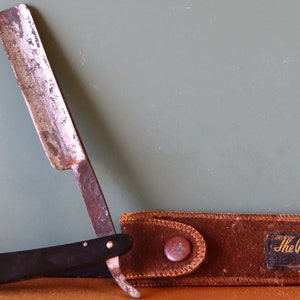 Vantage Roberson Shur Edge razor. with cloth sheath with name