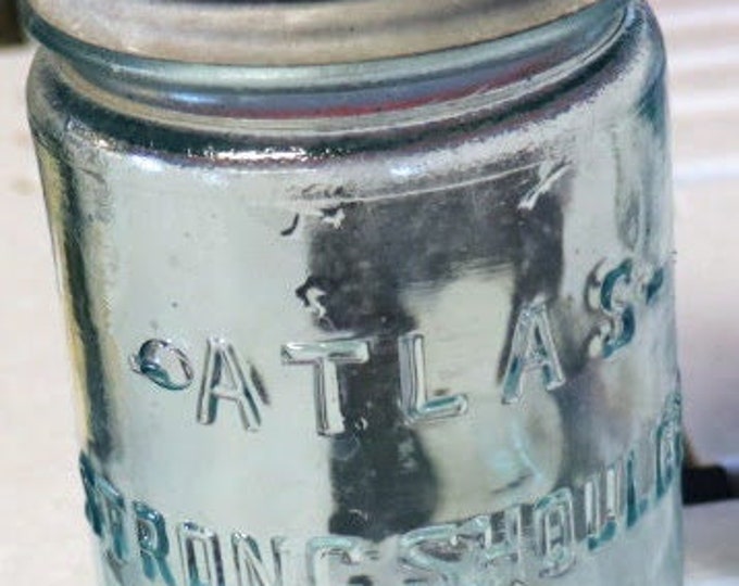Atlas/Mason Strong shoulder pint jar with bubbles in glass zinc lid.