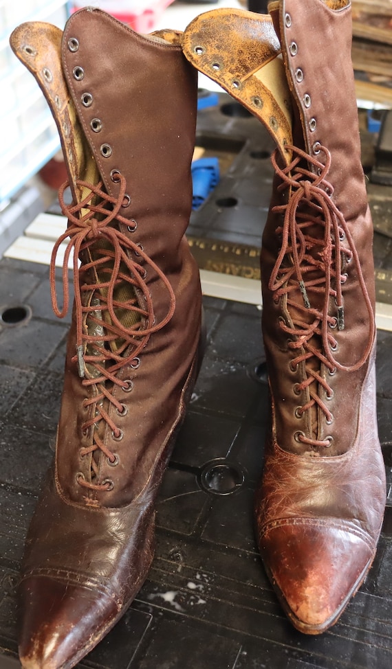 Vintage Victorian ladies lace-up leather boots - image 3