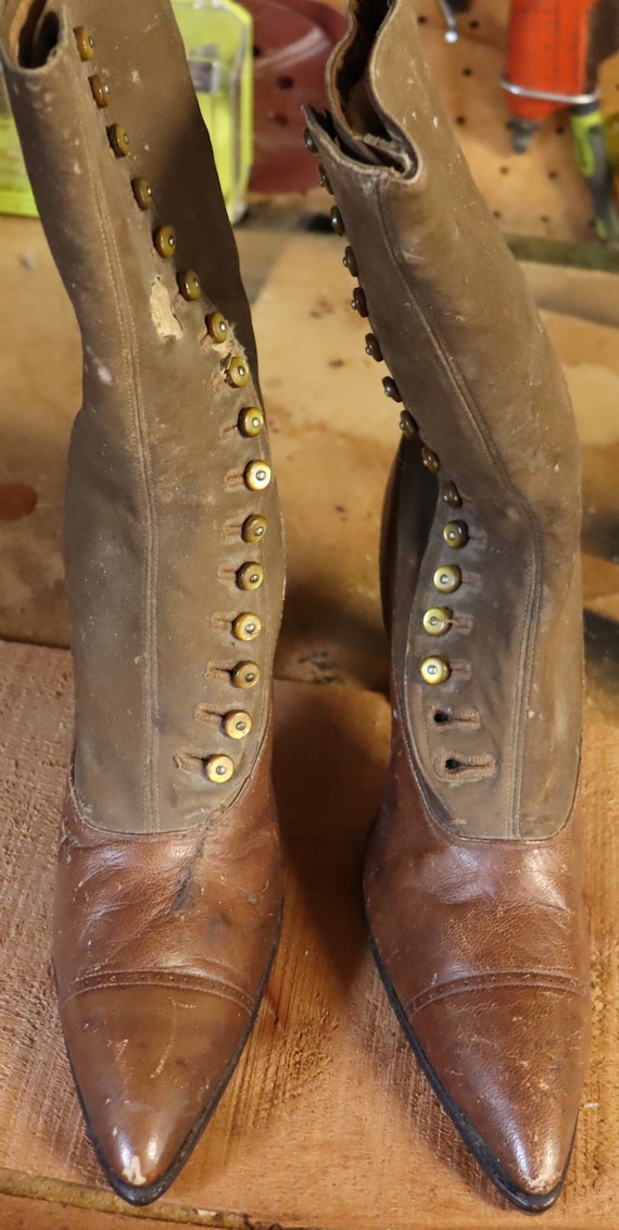 Vintage pair of ladies button up Victorian leathe… - image 2