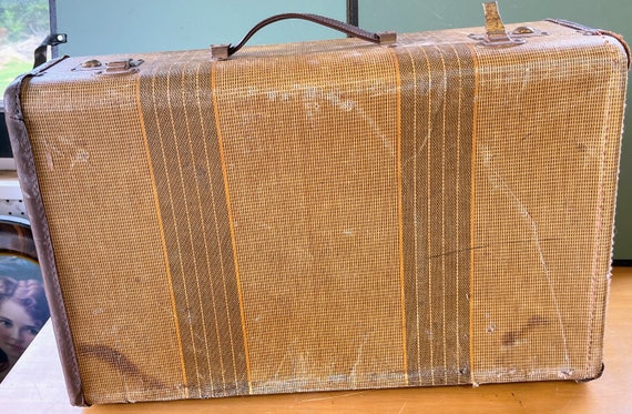 Vintage suit case 21 by 14 inches - image 2