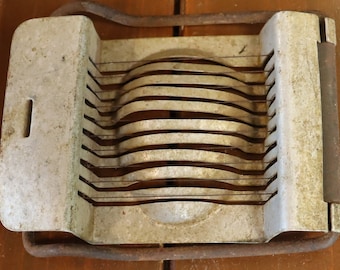 Vintage  egg  slicer