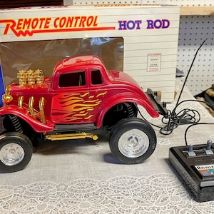Vintage FORD Remote Control Hot Rod EZTec No 72752 Red Gold 1999  Turns in reverse