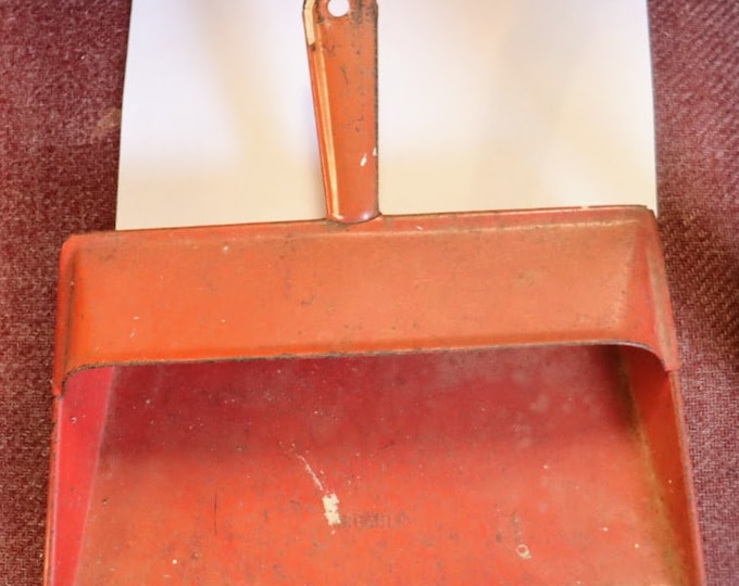 Vintage Kreamer red metal dust pan