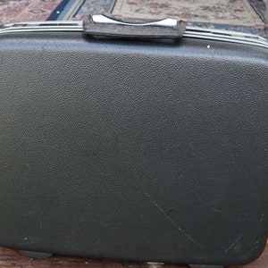 Vintage Samsonite hard shell suitcase 17 by 14 by 6 inch.