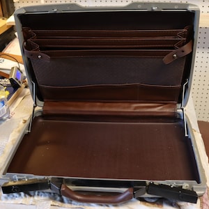 Vintage Samsonite slimline brown briefcase 18 by 14 by 3 inches No Key