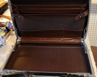 Vintage Samsonite slimline brown briefcase 18 by 14 by 3 inches No Key