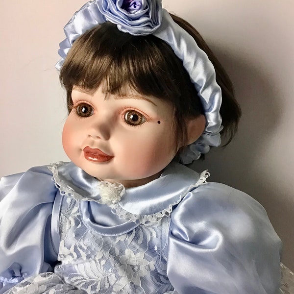 Muñeca de porcelana infantil Mary Osmond firmada