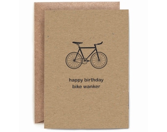 Puede incluir: Tarjeta de cumpleaños marrón con una ilustración de bicicleta negra y el texto "happy birthday bike wanker". La tarjeta va acompañada de un sobre marrón. La tarjeta está hecha de papel reciclado.