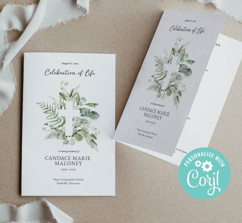 Pu&ograve; includere: Un biglietto bianco con un disegno floreale verde e una croce bianca. Il testo recita "Celebrazione della vita" e "In memoria di Candace Marie Maloney 1939-2013". Il biglietto include anche il testo "Hope Community Church Nashville, Tennessee".