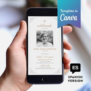 Op de afbeelding: Een smartphone toont een Spaanse herdenkingsuitnodiging. De uitnodiging bevat een zwart-wit foto, gouden tekst en decoratieve bloemelementen. Een banner rechtsboven toont "Template in Canva".