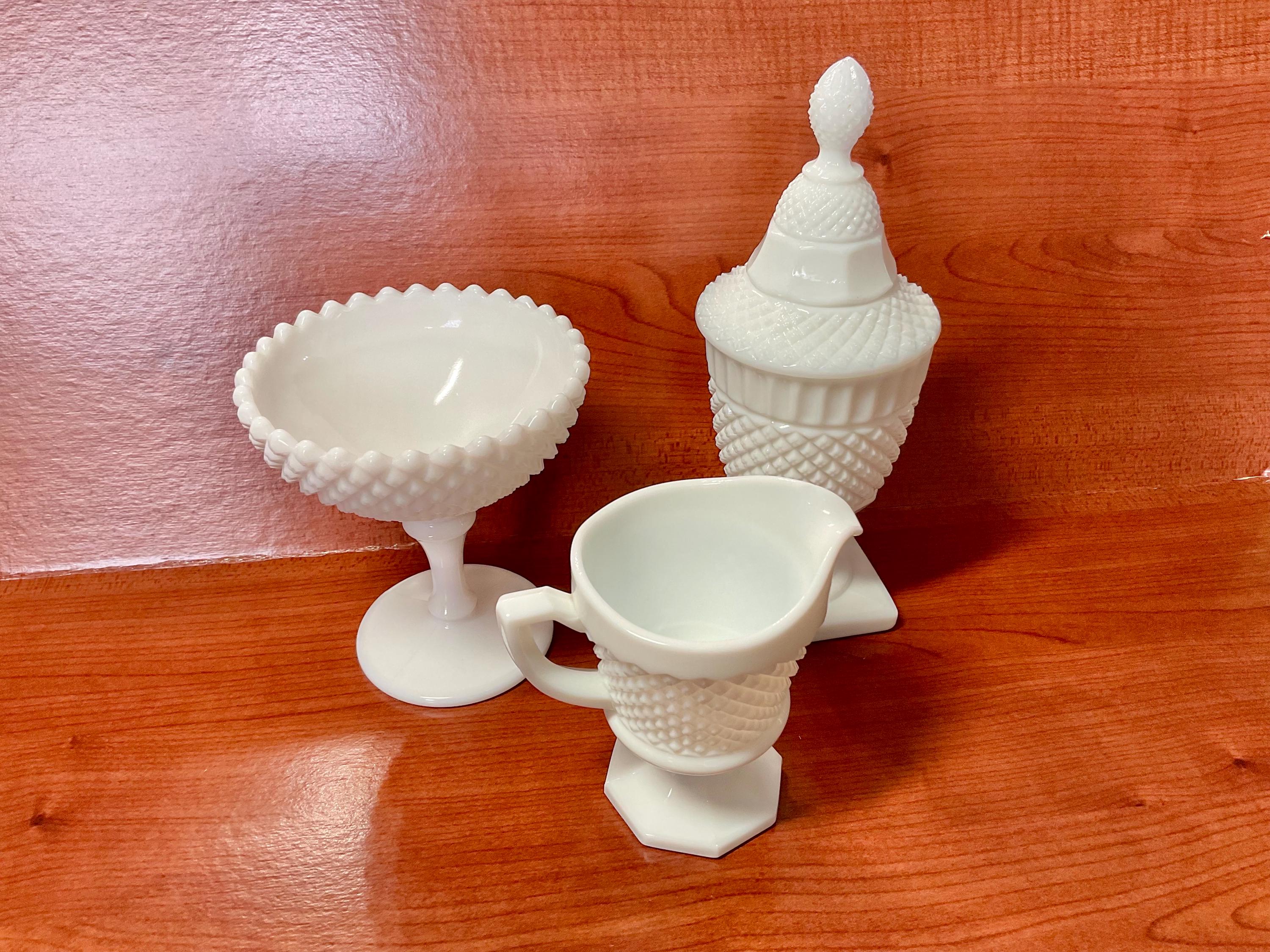 1970年代　ウェストモアランド ミルクガラス花瓶 1970年代 ウェストモアランド ミルクガラス花瓶 ウェストモアランド