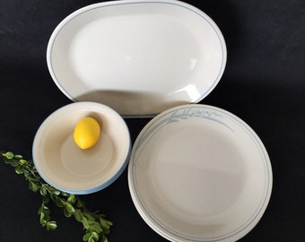 Collection de vaisselle Corelle Beige Blue Lily Pattern, 12 pièces, fabriquées par Corning aux États-Unis