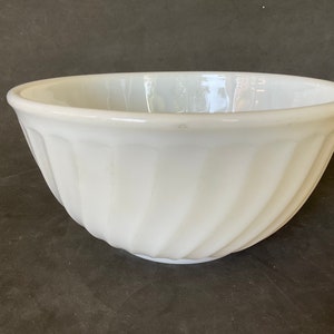 Fire King oven ware Swirl mixing bowl 1-1/2 quart