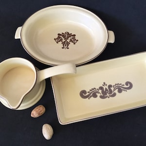 Pfaltzgraff Village Pattern Servierset-Kollektion, rechteckiges Relish Tablett, ovale Gemüseschüssel und Sauciere mit Griff