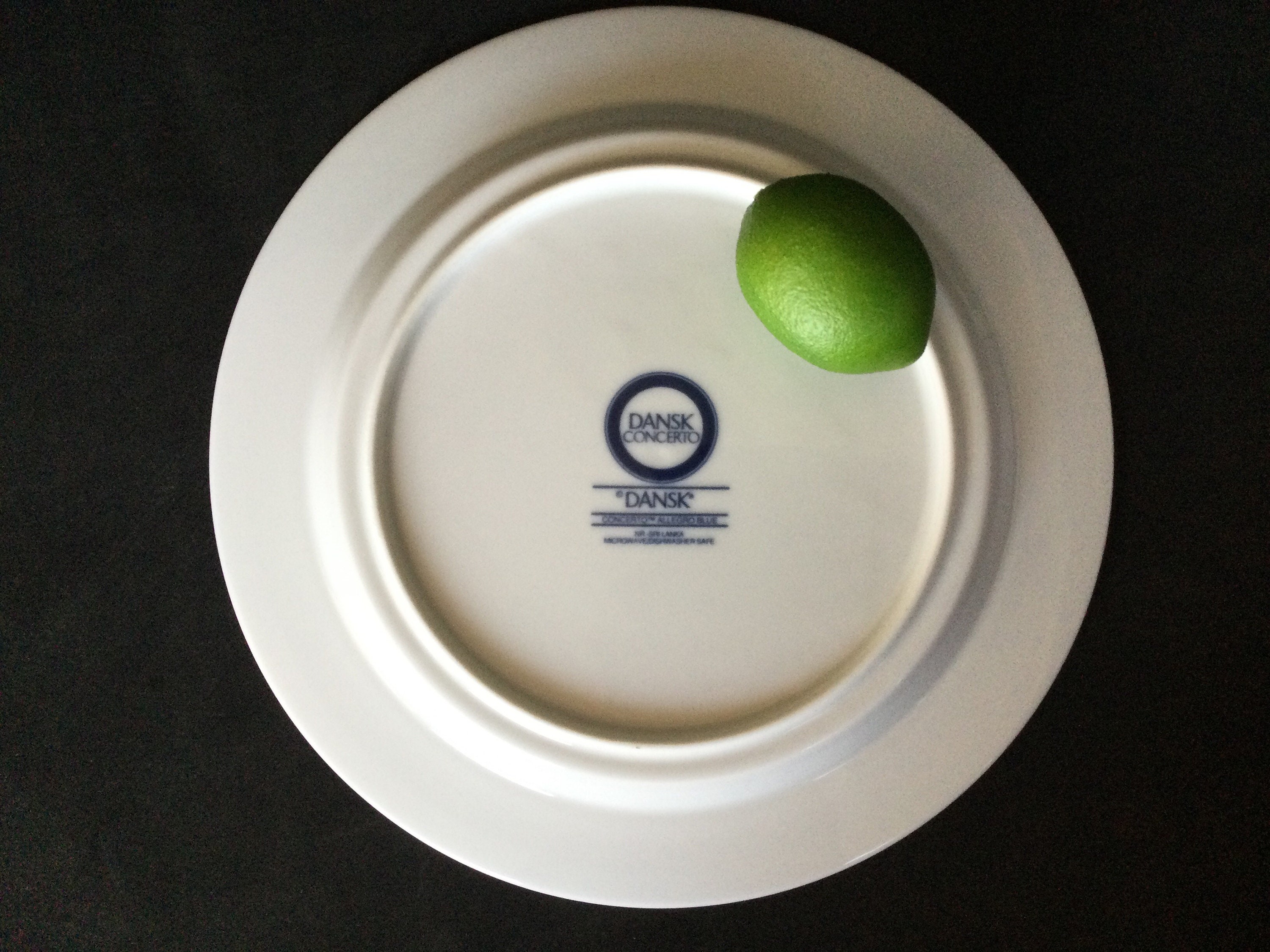 DANSK食器セット（ホワイト・ネイビー） Vintage Dansk Flora Bayberry Cups and Plates | Blue & White