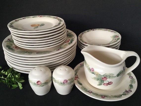 Vintage Pfaltzgraff Jamberry Dinnerware: USA Made Berry Design