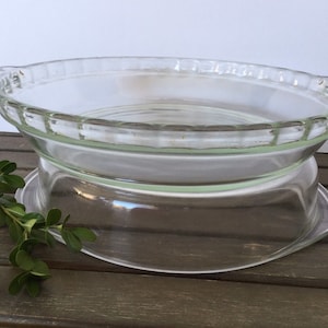 Pyrex  Clear 2 vintage pie pans labelled 221 and 209