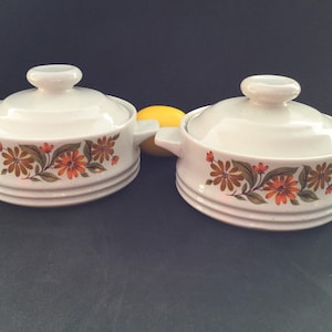 Casseruole in gres vintage Capri con coperchio: set da forno e servizio floreale