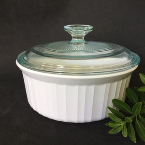 Corning Ware French White F-1-B Cocotte ronde de 2-1/2 pinte avec couvercle en Pyrex, fabriquée aux États-Unis