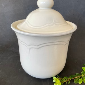 Pfaltzgraff 1-1/2 qt canister 509, USA made