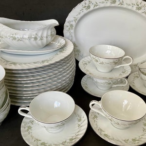 Coventry Felicia 656 Geschirrkollektion von Fine China Japan. Verkauf als Stück oder Set.