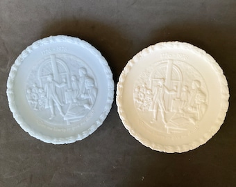 Bicentennial Commemorative 2 vintage plates made by Fenton in white and blue color