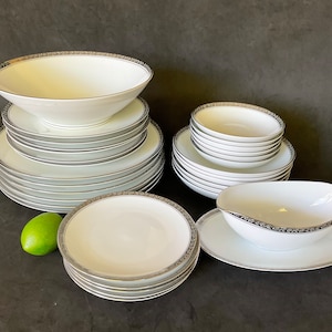 Noritake China Silvester Geschirrkollektion, 32-teilig, hergestellt in Japan.  Verkauf als Set/Stück