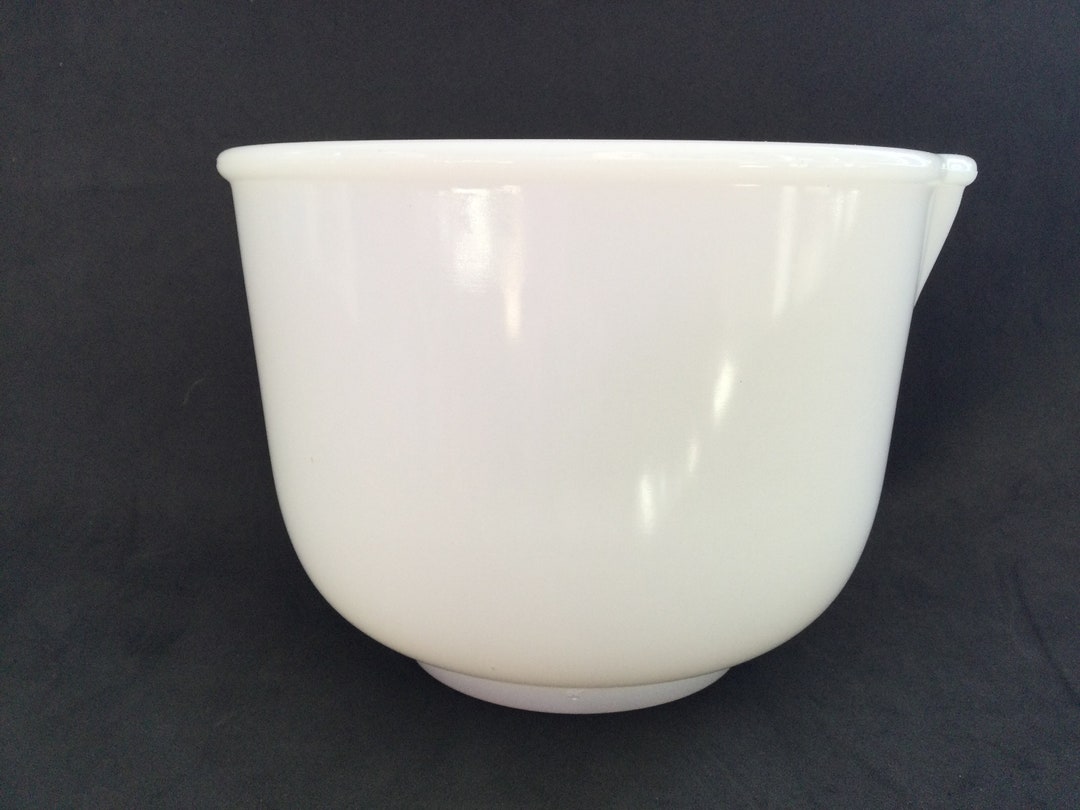 ミルクガラス　ミキシングボウル　Sunbeam Glasbake Sunbeam Mixing Bowl With Pour Spout 1.5 L Milk Glass USA