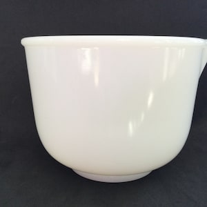 Glasbake Sunbeam Mixing Bowl With Pour Spout  1.5 L milk glass USA made