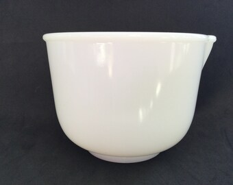 Glasbake Sunbeam Mixing Bowl With Pour Spout  1.5 L milk glass USA made