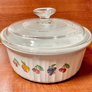 Corning Ware Fruits French White F-5-B Cocotte ronde de 1,6 litre avec couvercle en Pyrex, fabriquée aux États-Unis