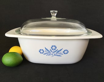 Garnek żeliwny Corning Ware Blue Cornflower P-34-B z kopulastą pokrywką Pyrex, wyprodukowany w USA